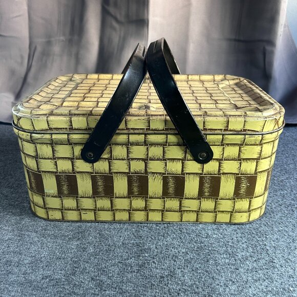 Other - VTG METAL TIN TAN WOVEN WEAVE PATTERN PICNIC BASKET W/ HANDLES 13”x5”x 8.5”